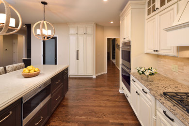 Kitchen - traditional kitchen idea in Chicago