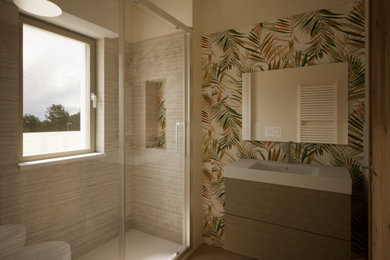 Immagine di una stanza da bagno con doccia minimalista con consolle stile comò, ante in legno chiaro, un lavabo e mobile bagno sospeso