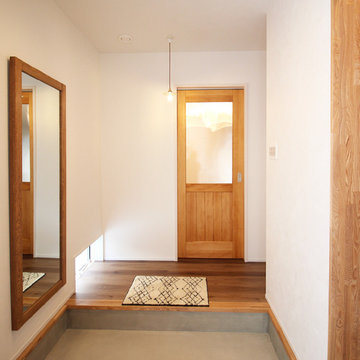 《 玄関 》広めでゆったりな玄関スペース。無垢扉の温かみと框組が素敵。