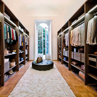Idee per un'ampia cabina armadio unisex classica con nessun'anta, ante in legno bruno, pavimento in legno massello medio e pavimento marrone