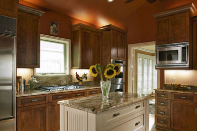 Kitchen - traditional kitchen idea in Dallas