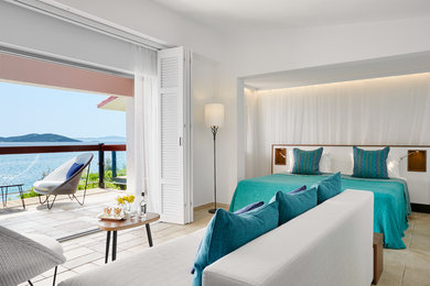 Cette image montre une chambre parentale marine avec un mur blanc et aucune cheminée.