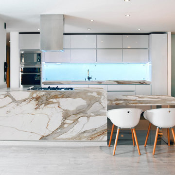 Verona Porcelain | Gold Veined Calacatta