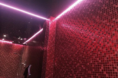 Diseño de cuarto de baño contemporáneo de tamaño medio con baldosas y/o azulejos rojos, baldosas y/o azulejos de porcelana, paredes rojas, suelo de baldosas de porcelana y aseo y ducha