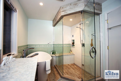 Foto de cuarto de baño principal costero con bañera exenta
