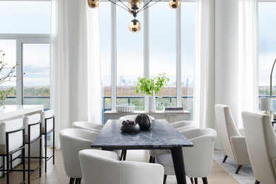 Mittelgroße Moderne Wohnküche mit weißer Wandfarbe, hellem Holzboden und braunem Boden in Toronto