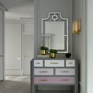 モスクワのトランジショナルスタイルのおしゃれな玄関 (グレーの壁、テラゾーの床、グレーの床) の写真