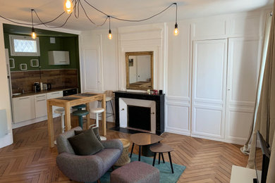 Imagen de sala de estar tradicional renovada de tamaño medio con paredes blancas, todas las chimeneas y marco de chimenea de piedra