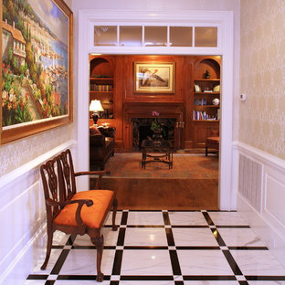 Inredning av en klassisk mellanstor hall, med beige väggar och marmorgolv