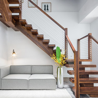 Imagen de escalera en U, actual, de tamaño medio, con escalones de madera