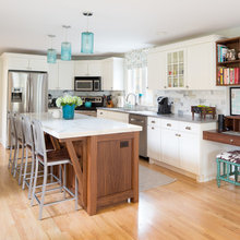 kitchens white cabinet, hw floor