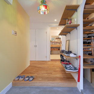 神戸のモダンスタイルのおしゃれな玄関 (黄色い壁) の写真