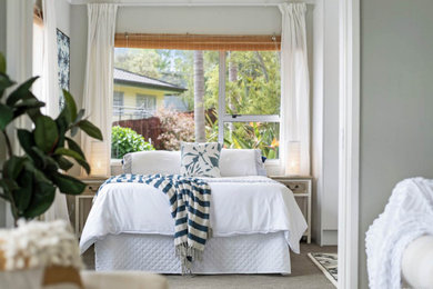 Modelo de dormitorio principal vintage extra grande con paredes beige, moqueta y suelo gris