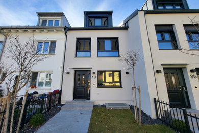 Kleines, Vierstöckiges Modernes Einfamilienhaus mit Putzfassade, weißer Fassadenfarbe, Ziegeldach, grauem Dach, Dachgaube und Satteldach in München