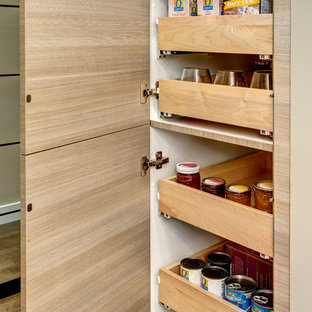 Создайте стильный интерьер: маленькая параллельная кухня в современном стиле с обеденным столом, врезной раковиной, плоскими фасадами, столешницей из кварцевого композита, бежевым фартуком, техникой из нержавеющей стали, пробковым полом и полуостровом - последний тренд