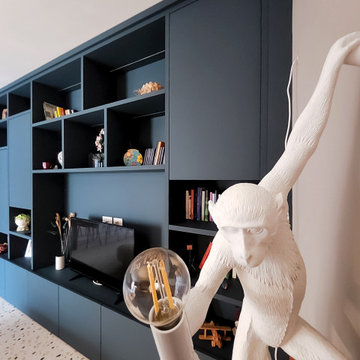Oasi colorata: soggiorno e cucina tra Blu, Verde e Arancio