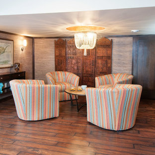 Großes Mediterranes Untergeschoss mit beiger Wandfarbe, Vinylboden, Kamin und gefliestem Kaminsims in Sonstige