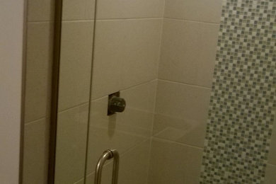 Modelo de cuarto de baño tradicional renovado de tamaño medio con ducha empotrada, baldosas y/o azulejos de cerámica, paredes beige y aseo y ducha
