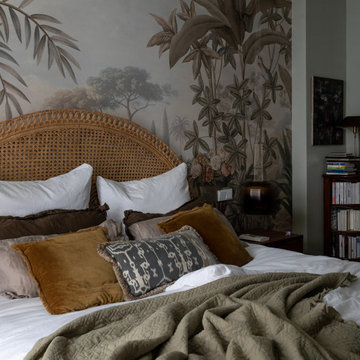 Schlafzimmer mit Korb-betthaupt und Mustertapete im Bohemian Stil