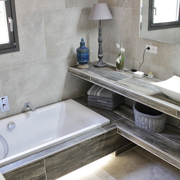 Salle de bains principale carrelage imitation pierre et bois