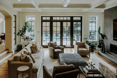 Imagen de salón clásico renovado con paredes beige, suelo de madera en tonos medios, chimenea lineal, televisor colgado en la pared, suelo azul y casetón