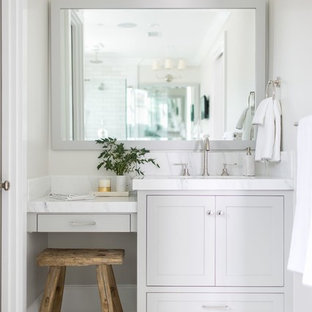 Mittelgroßes Klassisches Badezimmer En Suite mit Schrankfronten im Shaker-Stil, grauen Schränken, Wandtoilette mit Spülkasten, grauer Wandfarbe, Porzellan-Bodenfliesen, Unterbauwaschbecken, Speckstein-Waschbecken/Waschtisch und weißem Boden in Orange County