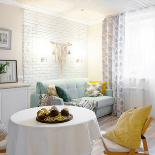 Offenes, Kleines Nordisches Esszimmer ohne Kamin mit beiger Wandfarbe, Laminat und braunem Boden in Moskau