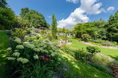 Cette image montre un jardin rustique.