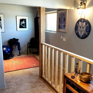 他の地域のサンタフェスタイルのおしゃれなホームジムの写真