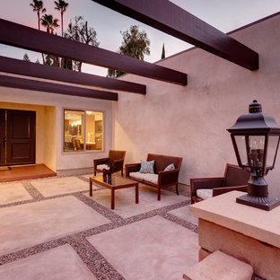 ロサンゼルスのモダンスタイルのおしゃれな玄関の写真