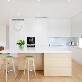 Inspiration for a modern l-shaped kitchen in Melbourne with with island.