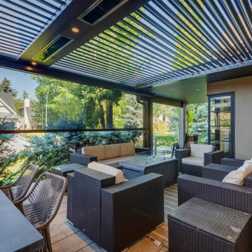 Adjustable Pergola Outdoor Seating/Dinning Area with Phantom Screens
