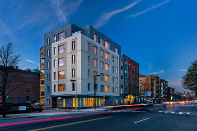 ボストンにあるコンテンポラリースタイルのおしゃれな家の外観 (混合材サイディング) の写真