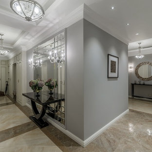 Inspiration för en stor vintage hall, med grå väggar och klinkergolv i porslin