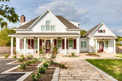 Large farmhouse two-story exterior home photo in Austin
