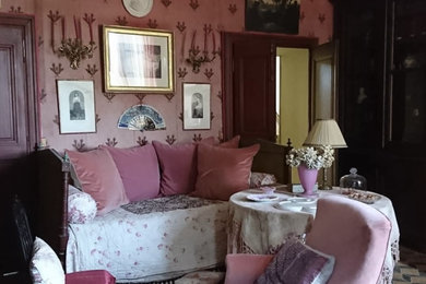 Réalisation d'un salon vintage avec une salle de réception, un mur rose et un sol en carrelage de céramique.