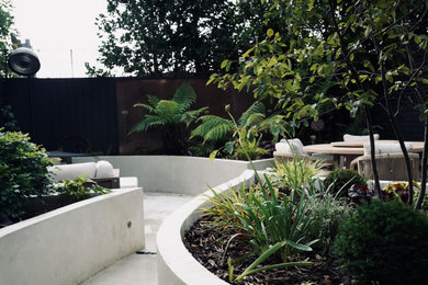 Kleiner Moderner Garten hinter dem Haus in Sussex