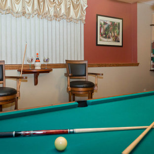 Ejemplo de sótano con puerta de estilo americano, grande, con paredes multicolor, suelo vinílico, chimenea tradicional y marco de chimenea de piedra