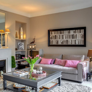 Großes, Offenes Mediterranes Wohnzimmer mit grauer Wandfarbe, gebeiztem Holzboden, verputztem Kaminsims und weißem Boden in Paris