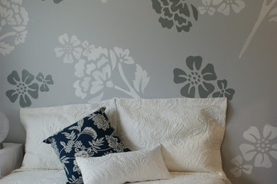 Bedroom - small traditional guest carpeted bedroom idea in Vancouver with gray walls