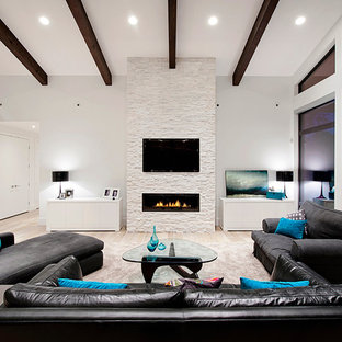 バンクーバーのコンテンポラリースタイルのおしゃれなリビング (白い壁、横長型暖炉、壁掛け型テレビ) の写真