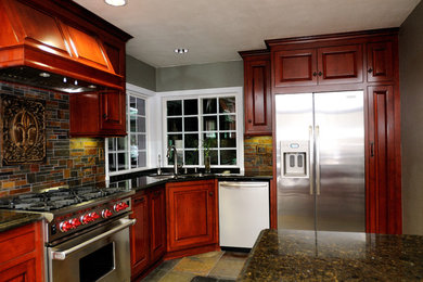 Kitchen - traditional kitchen idea in Los Angeles