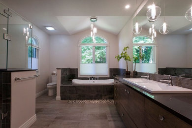 Example of a trendy bathroom design in Ottawa