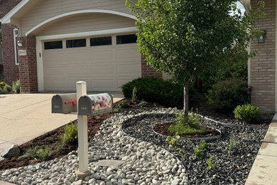 Photo of a modern drought-tolerant front yard gravel landscaping in Denver.