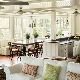 ポートランド(メイン)の小さいビーチスタイルのLDKの画像 (白い壁、無垢フローリング、茶色い床)