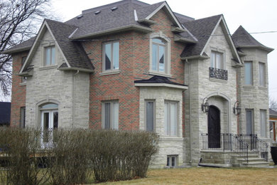 Example of a classic home design design in Toronto