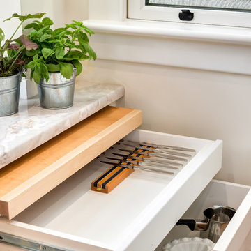 A custom cutting board atop the knife drawer: perfect!