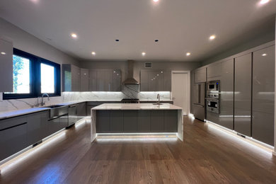 Foto de cocina moderna grande con armarios con paneles lisos, puertas de armario grises, encimera de cuarcita, una isla y encimeras blancas