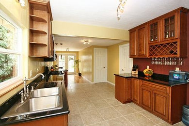Example of a kitchen design in San Francisco