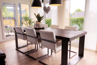 Modernes Esszimmer mit hellem Holzboden in Köln